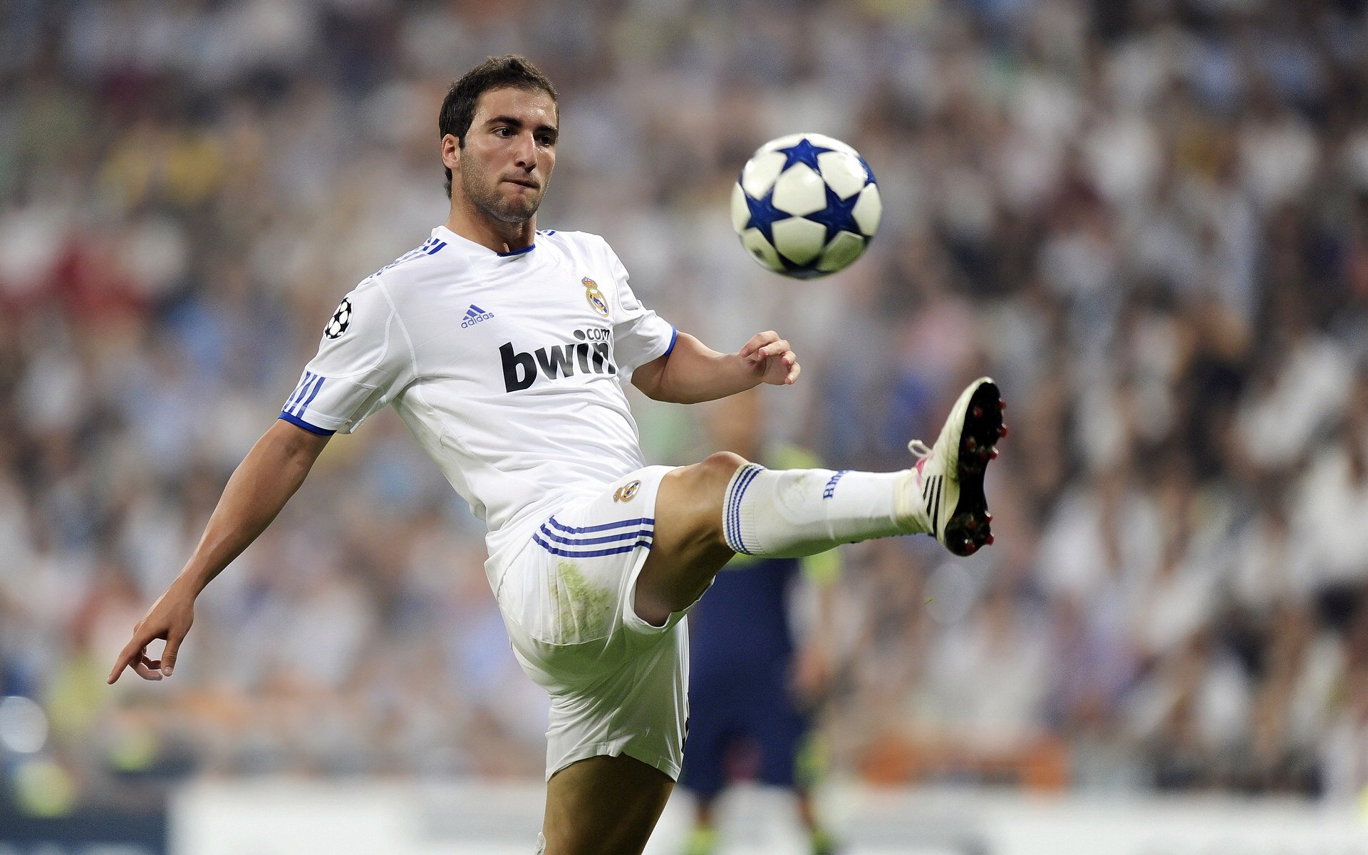 哥伦比亚队门将穆斯莱拉在巴黎奥运会上展现出高水平的扑救能力